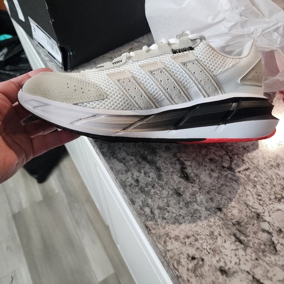 New In Box Adidas Women's White and Beige Sneakers Sz W9 M8 - Picture 4 of 10